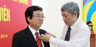 Tổng Giám đốc Phạm Ngọc Viễn nhận huy hiệu 30 năm tuổi Đảng