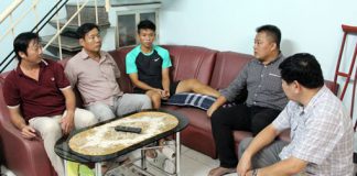 Trưởng BTC giải, Nguyễn Minh Ngọc tới thăm hỏi và động viên cầu thủ Anh Khoa