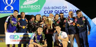 Chùm ảnh ăn mừng chức VĐ CQG Bamboo Airways 2019 của cầu thủ bên người thân