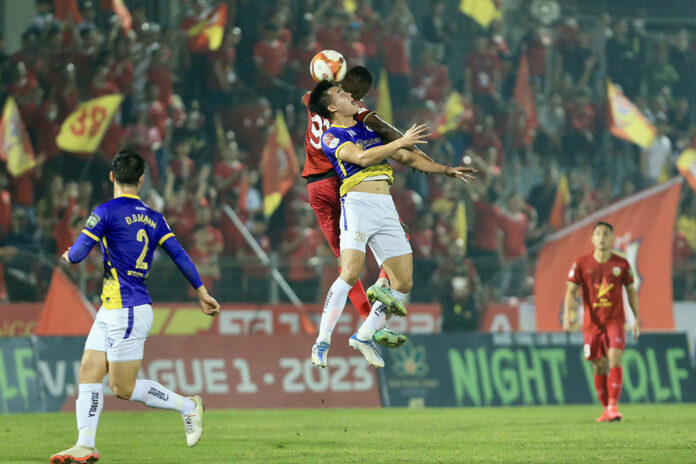 Vòng 3 V.League 1-2023: Đương kim vô địch Hà Nội vươn lên dẫn đầu  - Ảnh 1.