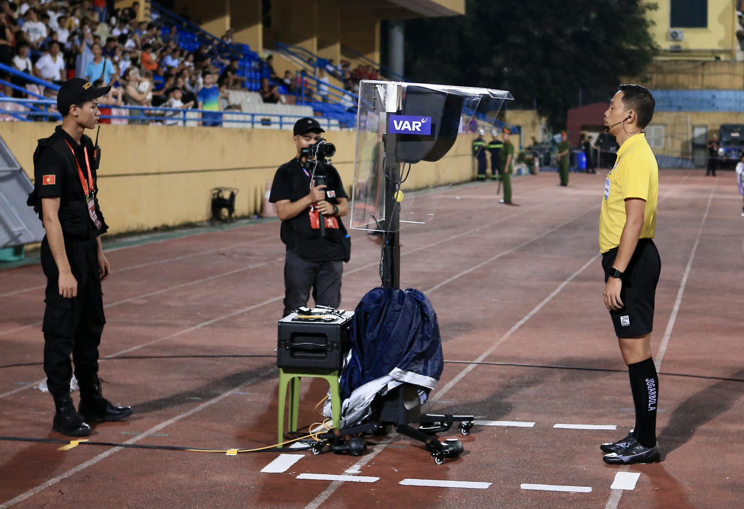 Trận đấu CLB Công An Hà Nội gặp CLB Đông Á Thanh Hoá áp dụng công nghệ VAR - Ảnh 2.