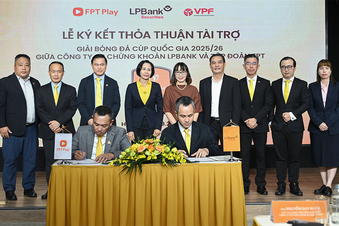 02. Ông Nguyễn Duy Khoa - Chủ tịch kiêm TGĐ LPBS và Ông Phạm Thanh Tuấn - Chủ tịch kiêm TGĐ FPT Play ký kết hợp tác