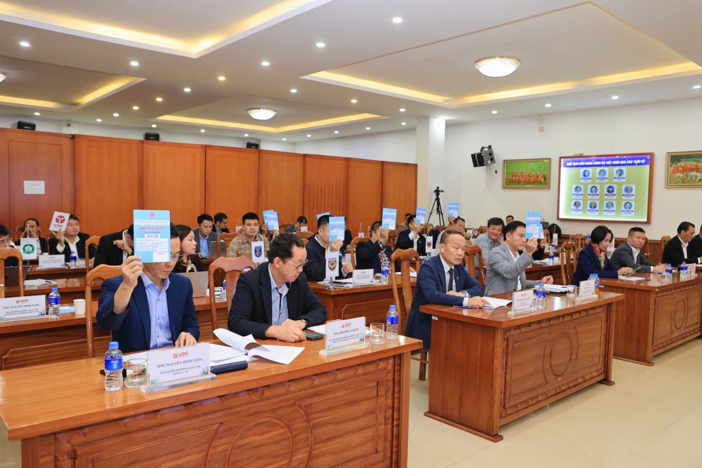 Các cổ đông, đại diện cổ đông biểu quyết thông qua các nghị quyết tại Đại hội.