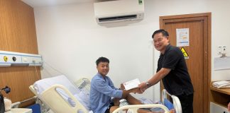 Đại diện Công ty VPF thăm hỏi, động viên tiền vệ Nguyễn Thái Sơn